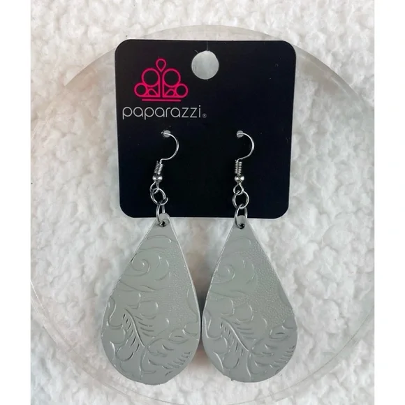 (NWT) PAPARAZZI • Grey/Silver Embossed Paisley Teardrop Earrings - Picture 2 of 9